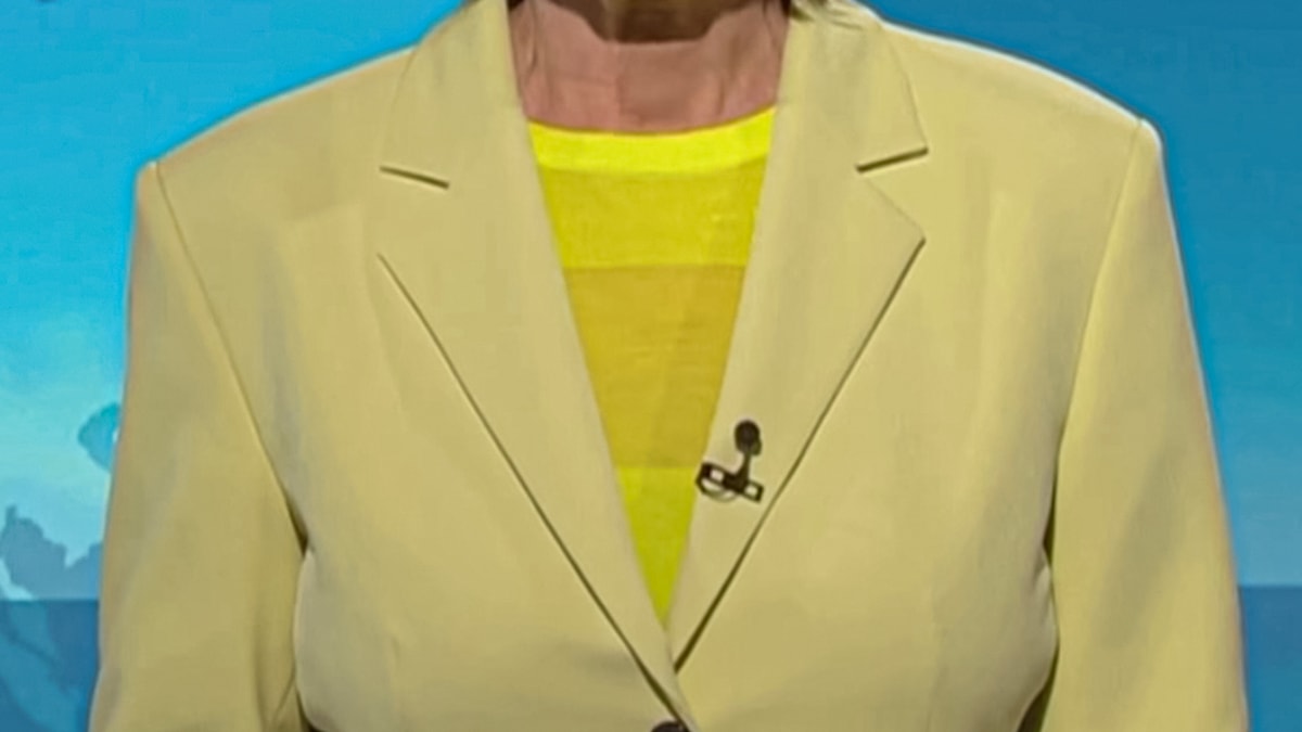 Susanne Daubner im gelben Blazer